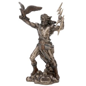 K&ouml;nnte beinhalten: Bronze-Statue von Zeus, dem griechischen Gott des Himmels und des Donners, der in seiner rechten Hand einen Blitz h&auml;lt und in seiner linken Hand einen Adler. Die Statue steht auf einem Wolkensockel und tr&auml;gt die Inschrift "Zeus" auf dem Sockel.