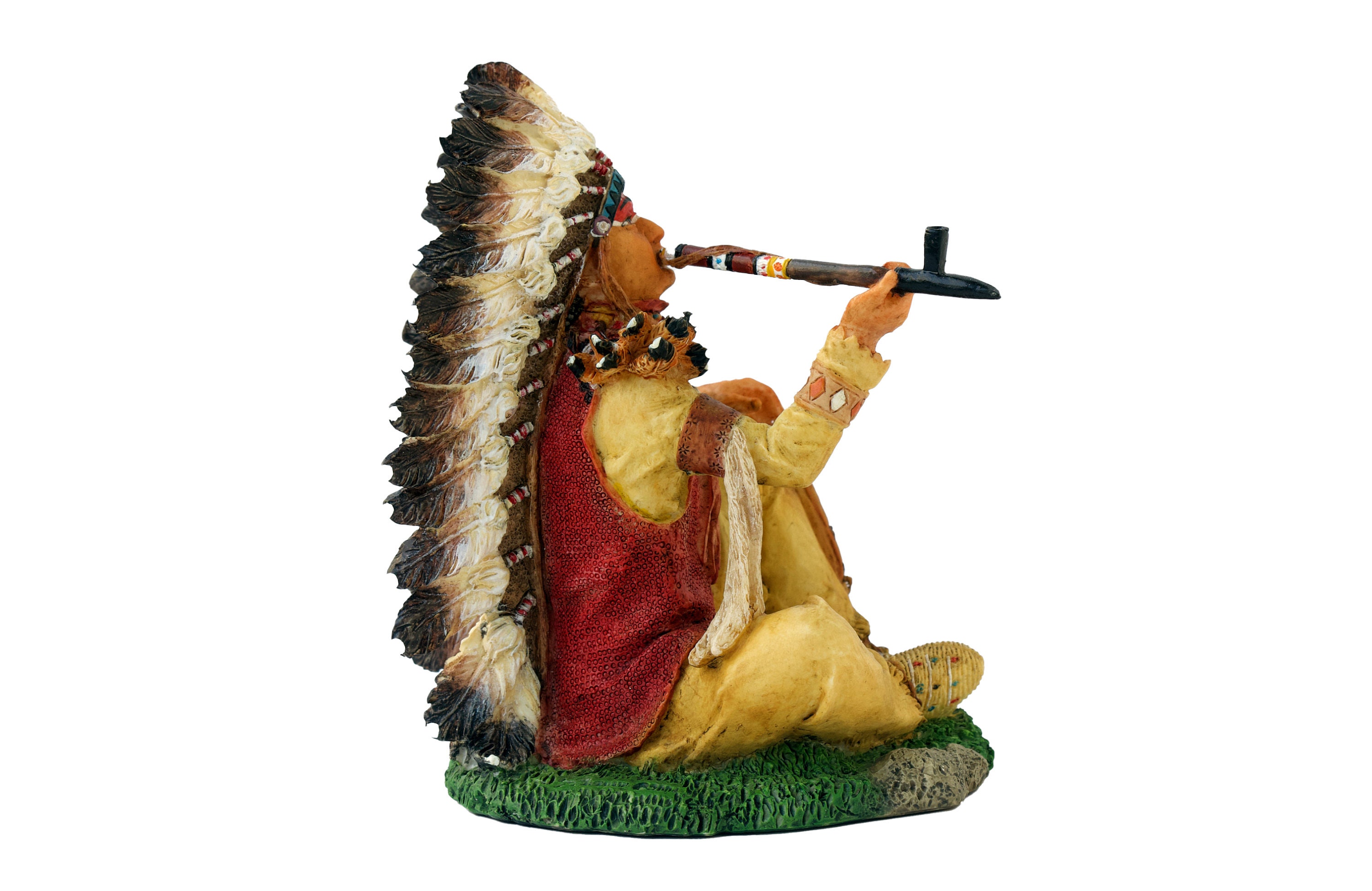 ネイティブアメリカンのインディアン酋長が平和のパイプを吸う像