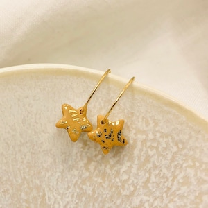 Gold Speckle Star Mini Hoops Stainless Steel Earrings in Gold Handmade Polymer Clay Earrings Minimalistic and Unique Jewelry imagem 1