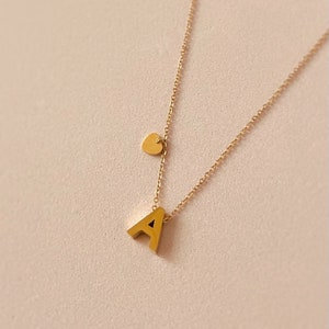 Zierliche Gold Letter Anhänger Halskette Initialen Halskette 18k Gold & Edelstahl Bild 2
