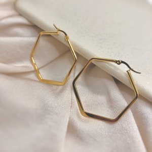 BESTSELLER - Hexagon Hoops in Gold - Stainless Steel Earrings in Gold - Minimalistic and Unique Jewelry