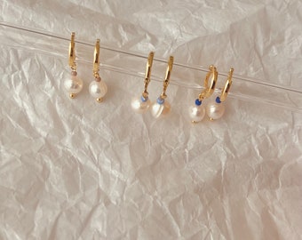 18k Gold Huggies - Huggies de perles d'eau douce - Boucles d'oreilles faites à la main - Bijoux minimalistes et uniques - Boucles d'oreilles de perles d'eau douce