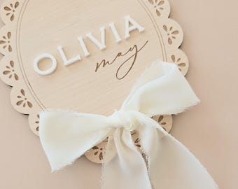 Personalised Vintage Name Plaque – Scallop Edge Wooden Baby Name Sign with Ribbon, 3D Acrylic or Engraved, Birth Announcement Keepsake