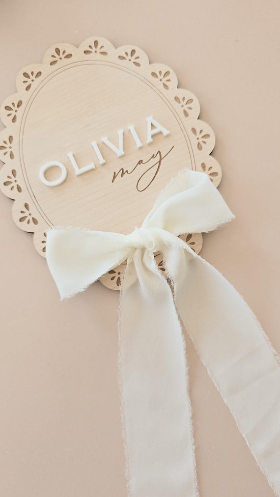 Personalised Vintage Name Plaque – Scallop Edge Wooden Baby Name Sign with Ribbon, 3D Acrylic or Engraved, Birth Announcement Keepsake