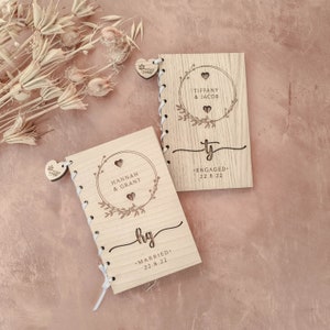 Personalisierte hölzerne Hochzeit / Jahrestag / Verlobungskarte |  Andenken | Paar Geschenk | Handarbeit | WELTWEIT