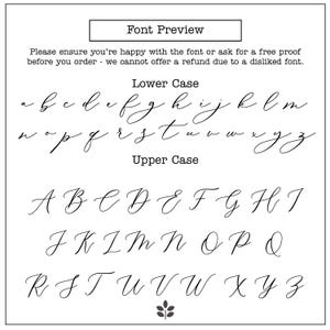 Może przedstawiać: Podgląd czcionki przedstawiający małe i wielkie litery w kursywie. Tekst "Font Preview" znajduje się na g&oacute;rze, poniżej znajduje się zastrzeżenie. Litery są czarne na białym tle.