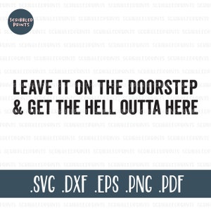 Leave It On The Door & Get The Hell Outta Here SVG, Funny Svg, Home Alone Svg, Mean SVG, Cut File pour Cricut Silhouette