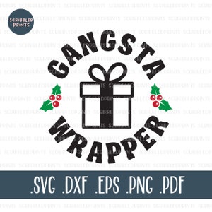 Könnte beinhalten: Schwarz-weißes Grafikdesign mit dem Text "Gangsta Wrapper" in einem Kreis. Eine Geschenkbox mit Schleife befindet sich in der Mitte des Kreises. Auf beiden Seiten der Geschenkbox befinden sich zwei Stechpalmenzweige mit roten Beeren.