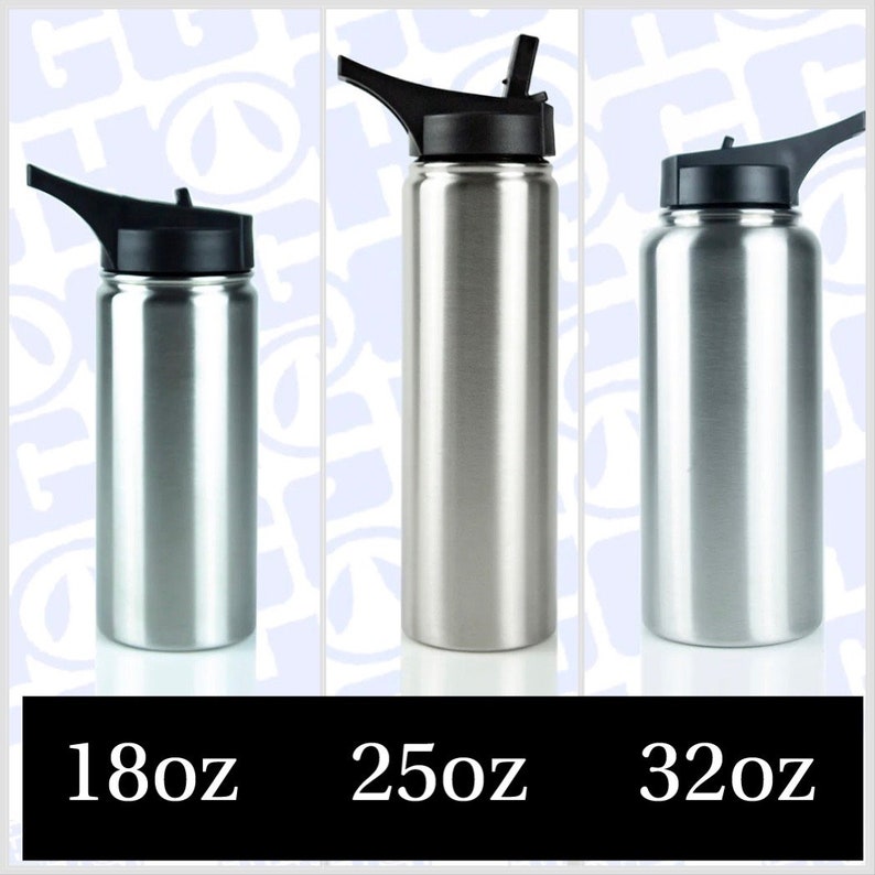 Op de afbeelding: Drie roestvrijstalen waterflessen met zwarte deksels en een klapdeksel. De flessen zijn 18 oz, 25 oz en 32 oz.