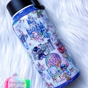 Op de afbeelding: Een blauwe en witte roestvrijstalen waterfles met een zwarte dop en handvat. De fles is versierd met een patroon van Stitch-personages uit Disney's Lilo & Stitch, samen met afbeeldingen van Assepoester's kasteel, Spaceship Earth en andere Disney-iconen. De tekst "Dreamy Designs and Creations" is op de fles gedrukt.