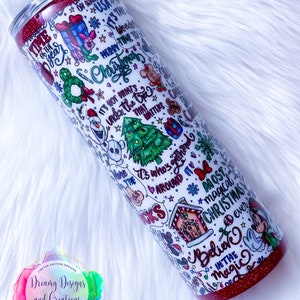 Pu&ograve; includere: Un bicchiere bianco con un coperchio rosso glitterato. Il bicchiere &egrave; ricoperto da un design a tema natalizio con personaggi dei cartoni animati, fiocchi di neve e il testo "&Egrave; il Natale pi&ugrave; magico di sempre. Credi nella magia."