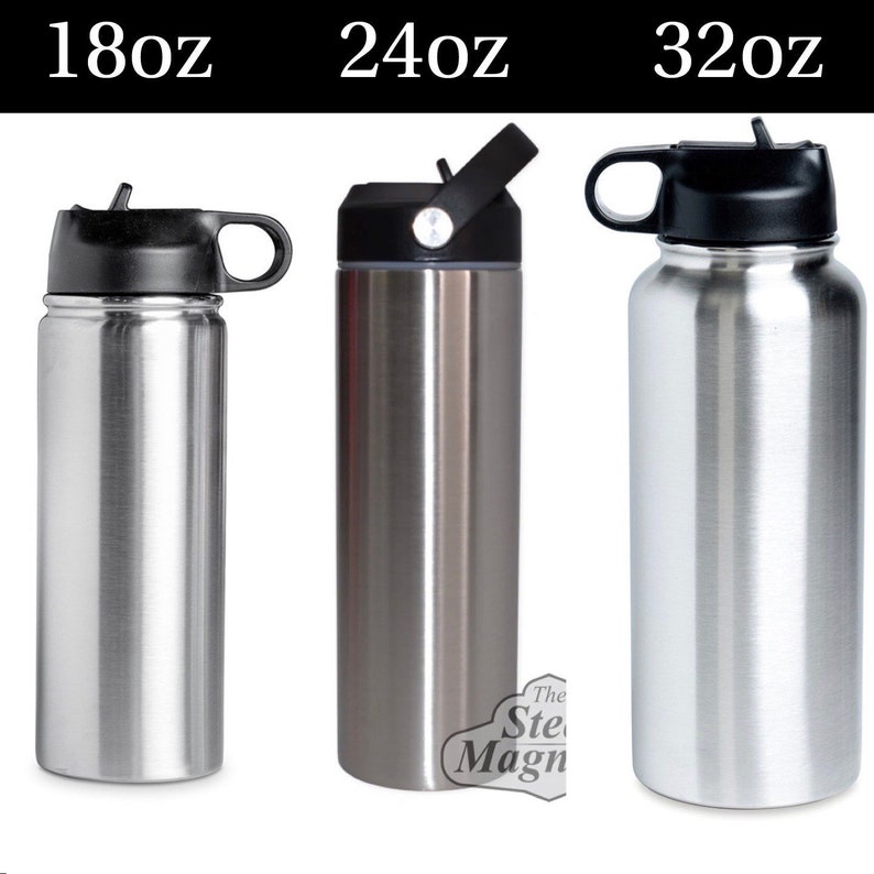 Puede incluir: Tres botellas de agua de acero inoxidable con tapas y asas negras. Las botellas est&aacute;n etiquetadas como 18oz, 24oz y 32oz.