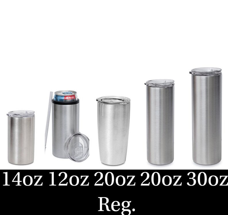 Puede incluir: Cinco vasos de acero inoxidable con tapas en varios tama&ntilde;os: 14 oz, 12 oz, 20 oz, 20 oz y 30 oz. Los vasos son todos plateados y tienen un acabado cepillado. El texto "Reg." est&aacute; debajo de los vasos.