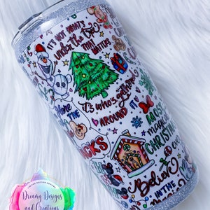 Pu&ograve; includere: Un bicchiere bianco con un bordo di glitter argentato e un design colorato con illustrazioni e testo a tema natalizio. Il testo include "Non &egrave; quello che c'&egrave; sotto l'albero che conta", "&Egrave; chi si riunisce intorno", "Il Natale pi&ugrave; magico di sempre", e "Credi nella magia".