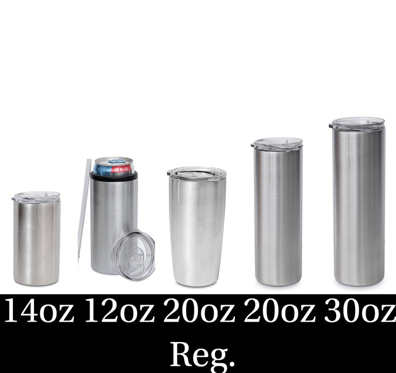 Pode incluir: Cinco copos de a&ccedil;o inoxid&aacute;vel com tampas em v&aacute;rios tamanhos: 14 oz, 12 oz, 20 oz, 20 oz e 30 oz. Os copos s&atilde;o todos prateados e t&ecirc;m um acabamento escovado. O texto "Reg." est&aacute; abaixo dos copos.