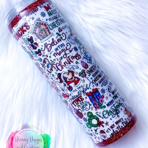 Pu&ograve; includere: Un bicchiere bianco con fondo glitterato rosso. Il bicchiere &egrave; ricoperto da un design a tema natalizio con Topolino e altri personaggi Disney. Il design include il testo "&Egrave; il periodo pi&ugrave; meraviglioso dell'anno", "Credi nella magia del Natale" e "Buon Natale".