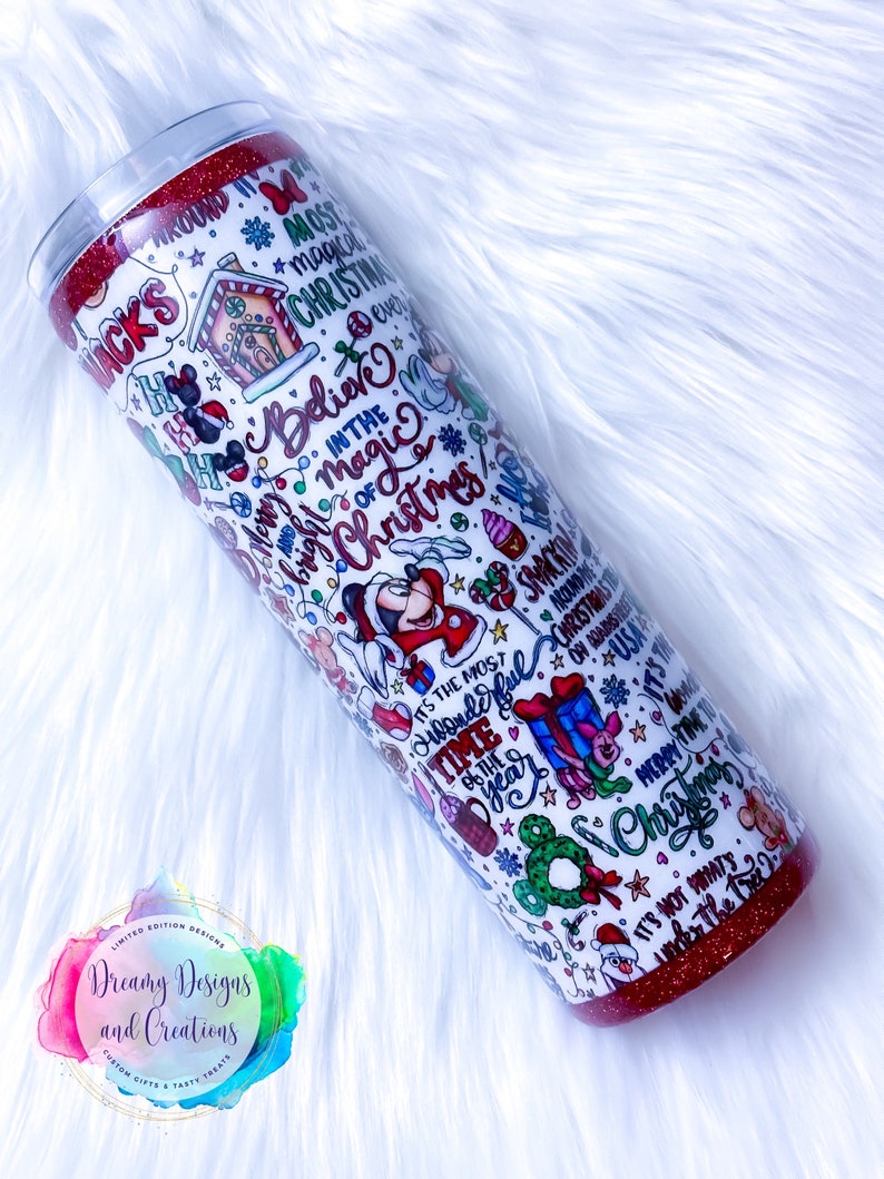 Pu&ograve; includere: Un bicchiere bianco con fondo glitterato rosso. Il bicchiere &egrave; ricoperto da un design a tema natalizio con Topolino e altri personaggi Disney. Il design include il testo "&Egrave; il periodo pi&ugrave; meraviglioso dell'anno", "Credi nella magia del Natale" e "Buon Natale".