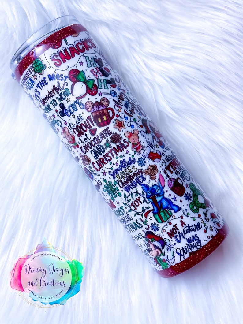 Pu&ograve; includere: Un bicchiere rosso e bianco con un design a tema natalizio. Il bicchiere presenta una variet&agrave; di personaggi e frasi, tra cui Topolino, Stitch e "&Egrave; il periodo pi&ugrave; bello per indossare le orecchie".