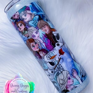 Puede incluir: Un vaso de acero inoxidable azul y blanco con un borde de purpurina. El vaso presenta un collage de personajes de la pel&iacute;cula animada Frozen, incluyendo Elsa, Anna, Olaf, Kristoff y Sven. El vaso tiene un fondo blanco con un borde de purpurina azul y blanco. El texto "Dreamy Designs and Creations" est&aacute; impreso en el vaso.