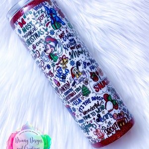 Pu&ograve; includere: Un bicchiere bianco con fondo di glitter rosso. Il bicchiere &egrave; ricoperto da un design colorato con vari personaggi Disney e testo a tema natalizio, tra cui "Most Magical Christmas Ever", "It's the Most Wonderful Time to Wear Ears" e "Snack".