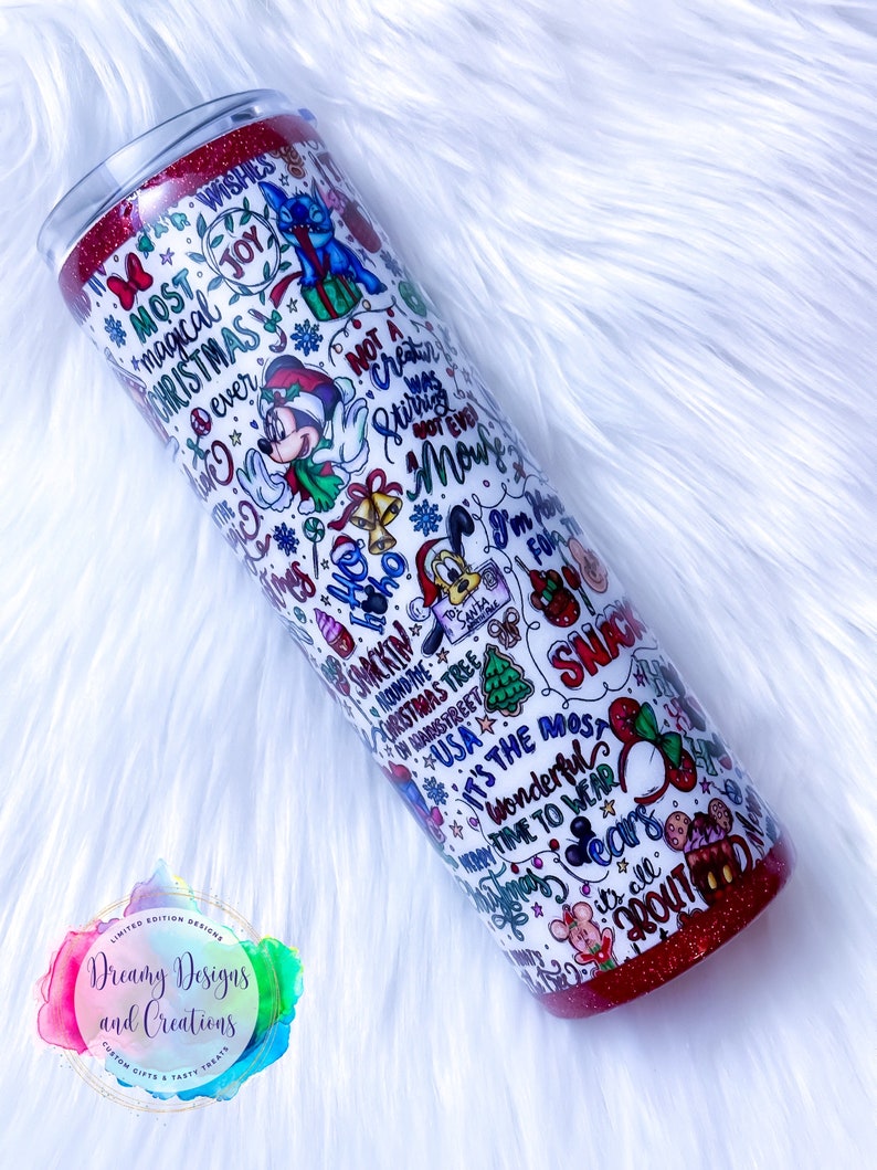 Pu&ograve; includere: Un bicchiere bianco con fondo di glitter rosso. Il bicchiere &egrave; ricoperto da un design colorato con vari personaggi Disney e testo a tema natalizio, tra cui "Most Magical Christmas Ever", "It's the Most Wonderful Time to Wear Ears" e "Snack".