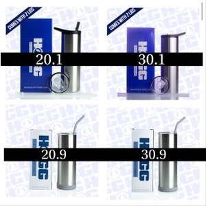 Puede incluir: Cuatro vasos de acero inoxidable con tapas y pajitas. Los vasos est&aacute;n disponibles en dos tama&ntilde;os, 20 oz y 30 oz. Cada vaso est&aacute; al lado de una caja con el nombre de la marca "HOGG" y el tama&ntilde;o del vaso impreso en ella. Las cajas son azules y moradas.