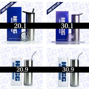 Op de afbeelding: Vier roestvrijstalen bekers met deksels en rietjes. De bekers zijn zilverkleurig en hebben een zwart deksel. De bekers staan op een wit oppervlak met een blauwe doos erachter. De dozen hebben de tekst "HOGG" en "HOGGOUTFITTERS.COM" erop. De tekst "COMES WITH 2 LIDS" staat bovenop de dozen. De bekers zijn gelabeld met de nummers "20.1", "30.1", "20.9" en "30.9".