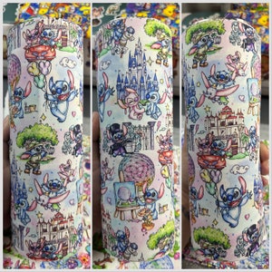 Op de afbeelding: Een witte tumbler met een kleurrijk patroon van Stitch-personages uit Disney's Lilo & Stitch. Het patroon bevat Stitch, Angel en andere personages uit de film. De tumbler is versierd met afbeeldingen van Disney World, waaronder Assepoester's kasteel, Spaceship Earth en andere iconische bezienswaardigheden.