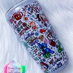 Pu&ograve; includere: Un bicchiere bianco con un bordo di glitter argentato. Il bicchiere &egrave; ricoperto da un design natalizio colorato con Mickey Mouse, Stitch e altri personaggi Disney. Il design include il testo "&Egrave; il periodo pi&ugrave; meraviglioso dell'anno" e "Nessuna creatura si muoveva".