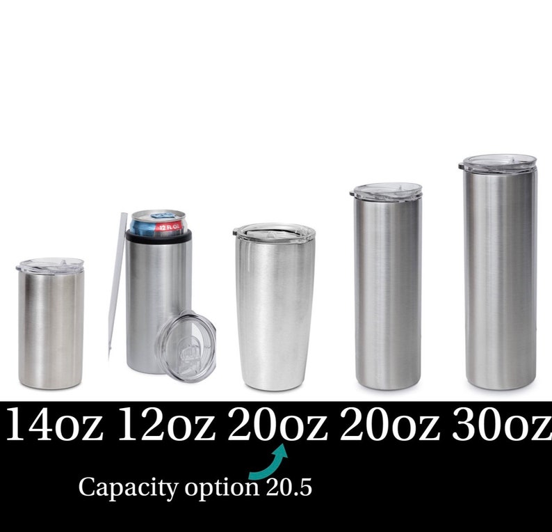 Puede incluir: Un conjunto de cinco vasos de acero inoxidable de varios tama&ntilde;os, etiquetados 14oz, 12oz, 20oz, 20oz y 30oz. Un vaso contiene una lata de 12oz e incluye una pajita. Cada vaso tiene una tapa de pl&aacute;stico transparente. Texto: 14oz 12oz 20oz 20oz 30oz Capacity option 20.5.