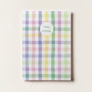 Carte d'anniversaire en damier arc-en-ciel