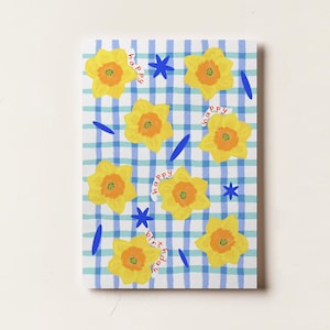 Tarjeta de feliz cumpleaños con narcisos