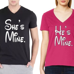 Ella es mía es mina de dibujos animados LETTER / Negro & Rosa Unisex Pareja VNECK Camiseta camiseta ella es mina que es mina dibujos animados LETTER camiseta camiseta