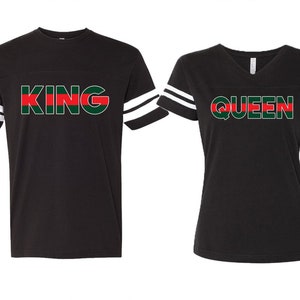 Camiseta unisex de estilo jersey fino con mangas estampadas, diseño en rojo y verde, ideal para uso informal.