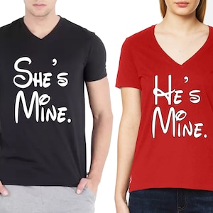Pareja a juego camisa ella es la mina que es mina de dibujos animados LETTER VNECK camiseta pareja V-cuello camiseta divertida pareja Vneck camisetas