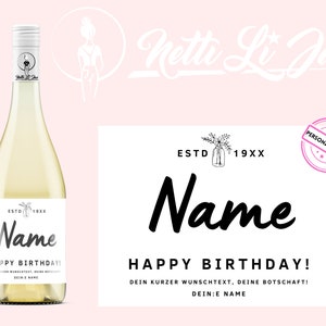 Könnte beinhalten: Eine Flasche Weißwein mit einem personalisierten Etikett. Das Etikett zeigt ein florales Design und den Text "ESTD 19XX Name Happy Birthday!" Das Etikett bietet auch Platz für eine personalisierte Nachricht.