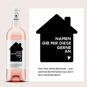 Könnte beinhalten: Eine schwarz-weiße Illustration eines Hauses mit dem Text "NAMEN GIB MIR DIESE GERNE AN" und einem kleinen Herz. Der Text "Dein Text, Deine Botschaft... was zeichnet die Menschen aus, die in dem Haushalt leben?" befindet sich unter der Illustration.