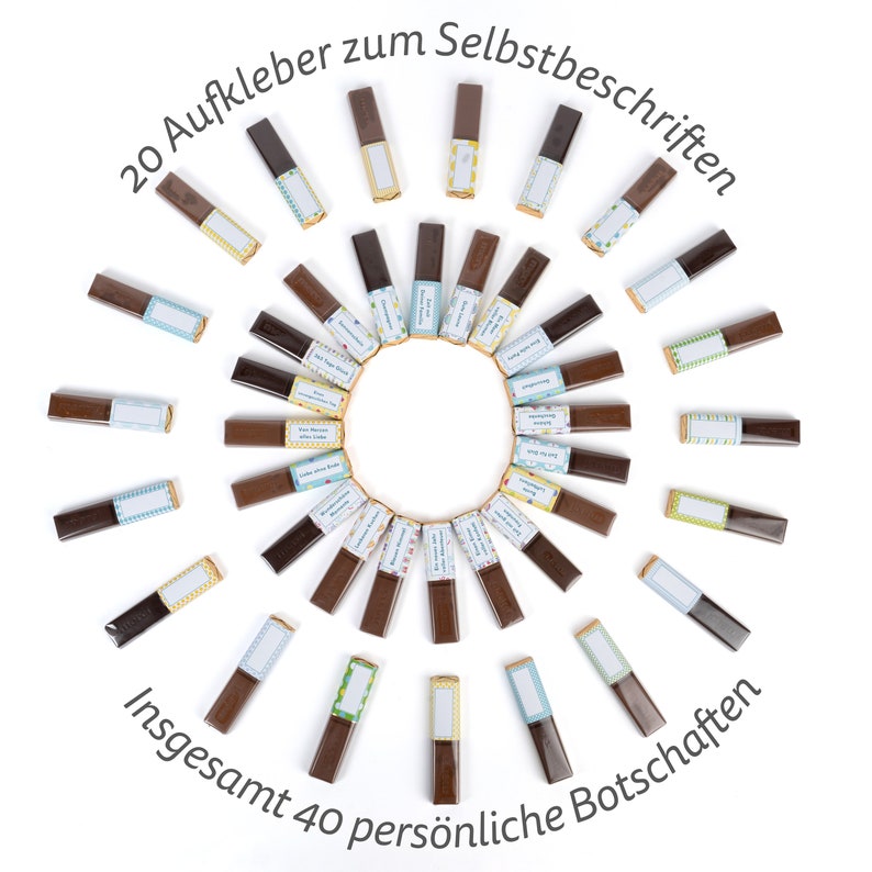 May include: A circle of 40 small chocolate bars with colorful labels. The labels have blank spaces for writing personalized messages. The text around the circle reads "20 Aufkleber zum Selbstbeschriften" and "Insgesamt 40 pers&ouml;nliche Botschaften".