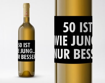 Charmantes Weingeschenk zum 50. Geburtstag | 50 ist wie jung ... nur besser | Querformat | 12 x 9cm | selbstklebend | Netti Li Jae®