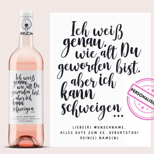 Könnte beinhalten: Eine Flasche Roséwein mit weißem Etikett und schwarzer Schrift. Auf dem Etikett steht: „Ich weiß genau, wie alt Du geworden bist, aber ich kann schweigen.“ Eine Karte mit ähnlichem Text und einem „Personalisierbar“-Stempel liegt daneben.