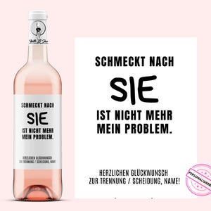 Puede incluir: Una botella de vino rosado transparente con una etiqueta blanca. La etiqueta dice "SCHMECKT NACH SIE IST NICHT MEHR MEIN PROBLEM." Un letrero a juego está al lado de la botella. La botella tiene una tapa blanca con una ilustración en blanco y negro.