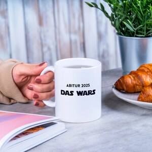 Keramiktasse mit witzigem Spruch Abitur Geschenk, lustige Tasse Abitur bestanden, witzige Geschenke zur Abiturfeier, Keramiktasse Abitur Spruch, originelle Tassen für Abiturienten, humorvolle Geschenke Abitur, Tasse mit Spruch für Abiturienten, kreative Geschenke zum Abitur, witzige Keramiktassen für Absolventen, personalisierte Tassen Abitur Geschenk,lustige Abitur-Tasse für Absolventen, witzige Abitur-Tasse mit Sprüchen, personalisierte Abitur-Tasse lustig, Abitur-Tasse Geschenke für Schüler