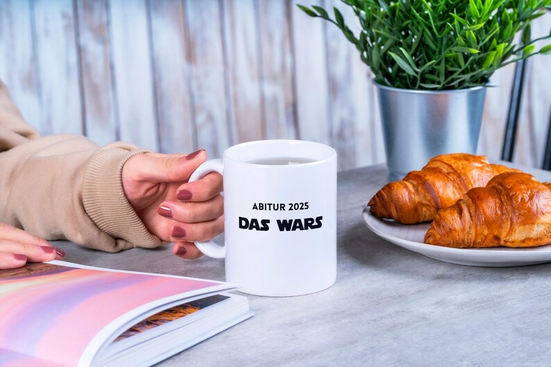 Keramiktasse mit witzigem Spruch Abitur Geschenk, lustige Tasse Abitur bestanden, witzige Geschenke zur Abiturfeier, Keramiktasse Abitur Spruch, originelle Tassen für Abiturienten, humorvolle Geschenke Abitur, Tasse mit Spruch für Abiturienten, kreative Geschenke zum Abitur, witzige Keramiktassen für Absolventen, personalisierte Tassen Abitur Geschenk,lustige Abitur-Tasse für Absolventen, witzige Abitur-Tasse mit Sprüchen, personalisierte Abitur-Tasse lustig, Abitur-Tasse Geschenke für Schüler