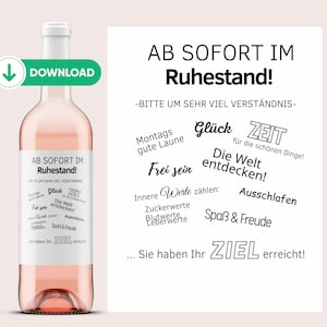 Op de afbeelding: Een wit etiket op een roze wijnfles met de tekst "AB SOFORT IM Ruhestand!" en een lijst met redenen om de pensionering te vieren, waaronder "Glück", "Zeit", "Die Welt entdecken", "Ausschlafen", "Spaß & Freude" en "Ziel erreicht!"