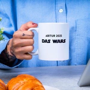 Tasse als Wegbegleiter für Abiturienten, Tasse mit Namen zum Abitur, Tasse für den Abschluss, Tasse für den neuen Lebensabschnitt, Tasse als motivierendes Geschenk Abitur, Tasse für die Abiturzeit, Tasse als Geschenk zum Abitur, personalisierte Tasse Abitur, lustige Tasse für Abiturienten, Tasse mit Abitur Spruch, Tasse für Abiturfeier, Geschenkidee Tasse Abitur, Tasse für den Abiturjahrgang, Tasse mit Namen zum Abitur, kreative Tassen für Abiturienten, Tasse als Erinnerung an das Abitur.