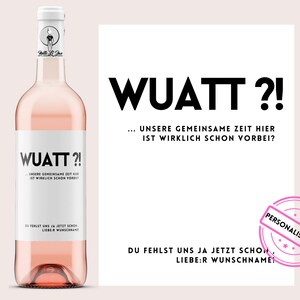 以下が含まれることがあります： 「WUATT?!」と「UNSERE GEMEINSAME ZEIT HIER IST WIRKLICH SCHON VORBEI?」と書かれた白いラベルが付いたピンクのワインボトル。ラベルには「DU FEHLST UNS JA JETZT SCHON, LIEBE:R WUNSCHNAME!」とも書かれている。ボトルは、「PERSONALISIERBAR」と書かれたピンクと白のスタンプが押された白い背景の上に置かれている。