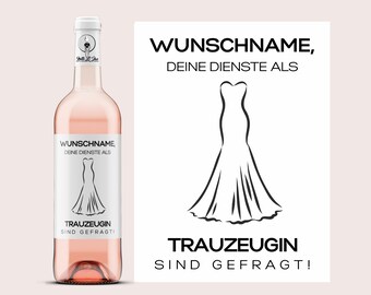 May include: A white label with black text on a pink wine bottle. The label says "WUNSCHNAME, DEINE DIENSTE ALS TRAUZEUGIN SIND GEFRAGT!"  The label also features a black line drawing of a wedding dress.