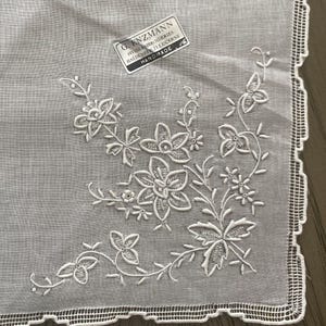 NWT G Enzmann Swiss Appenzell Embroidered Floral Linen Handkerchief Vintage Fashion Accessories