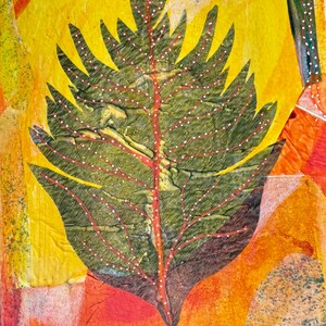Carta dipinta con collage di foglie