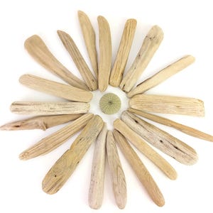 26 pièces plates en bois flotté Fourniture d'oeuvres d'art de 10,6 à 17,4 cm (4,1 - 6,8 po.) Lames de plage étroites Cadres rustiques Fourniture de miroirs Porte-noms rustiques Cartes océan